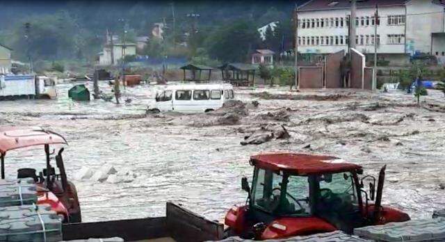 Kastamonu'nun Bozkurt ilçesinde selin yerle bir ettiği binanın yıkılma anı görüntüleri ortaya çıktı