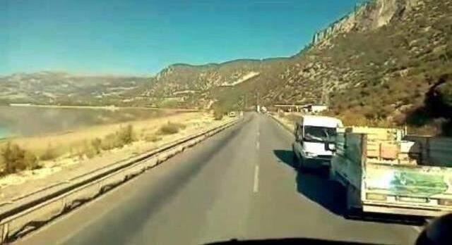 Minibüs ile kamyonet kafa kafaya çarpıştı, feci kaza araç kamerasına yansıdı