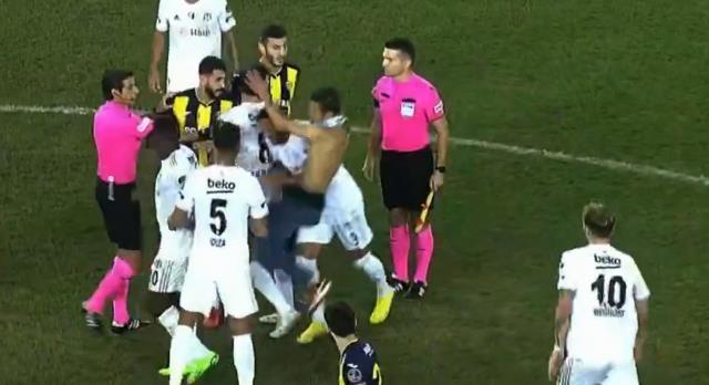 Ankara'da maç sonu ortalık karıştı! Sahaya giren taraftar, Beşiktaşlı yıldıza uçan tekme attı