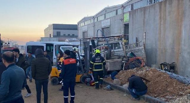 Köpeğe çarpmamak için manevra yapan minibüs, kamyonete çarptı: 2 ölü, 3 yaralı