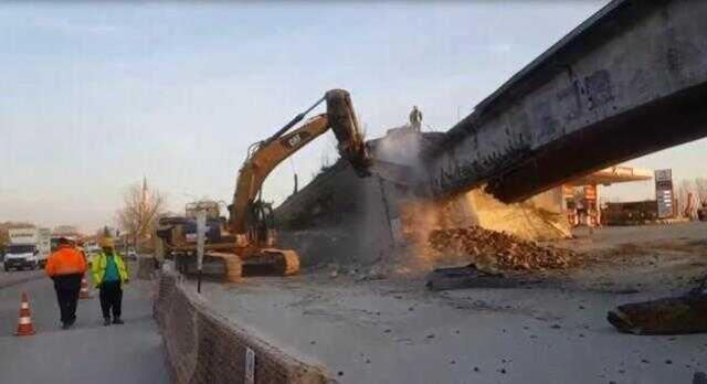 Asırlık tren yolu üst geçidi yıkıldı, vatandaşlar çıkan demirleri alabilmek için birbiriyle yarıştı