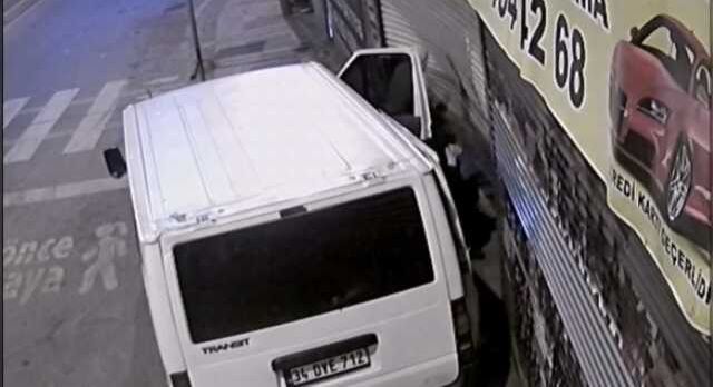 İstanbul'da film gibi soygun kamerada: Hurdacıyı kepengini minibüsle kırıp soydular