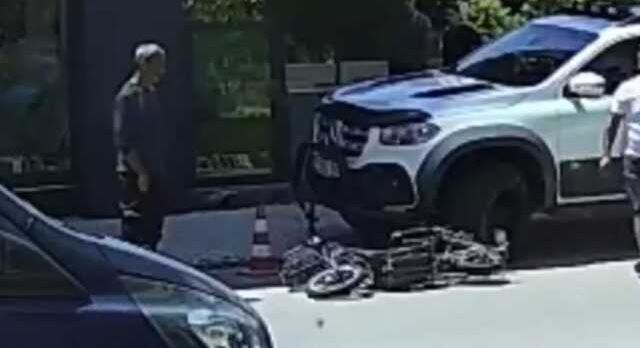 Hırsızdan 'yok artık' dedirten davranış: Trafikte kavga eden adamın motosikletini çaldı