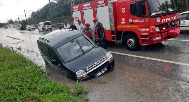 Sakarya''da sağanak yağış sonrası yolları su bastı