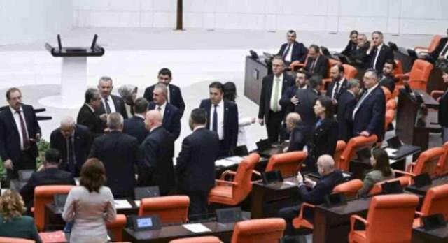 MECLİS'TE GERGİN ANLAR! AK Parti ve CHP vekilleri neden birbirine girdi? Veli Ağbaba ne dedi?