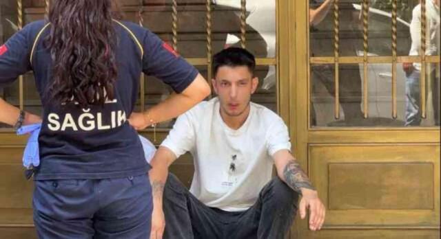 Alevlerin arasında uyandı! Yangın çıkartan kişiyi bıçakladı, engelli kız arkadaşını kurtardı