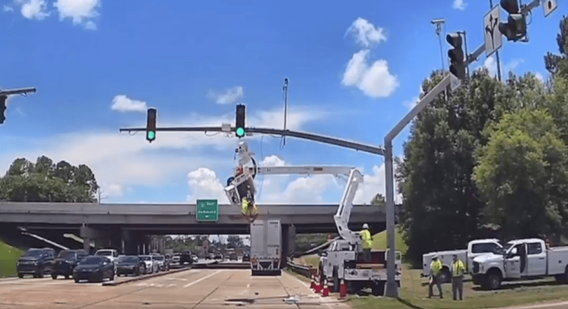 18 tekerlekli tır, trafik ışıklarının bakımını yapan işçiye çarptı