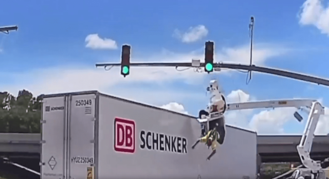 18 tekerlekli tır, trafik ışıklarının bakımını yapan işçiye çarptı