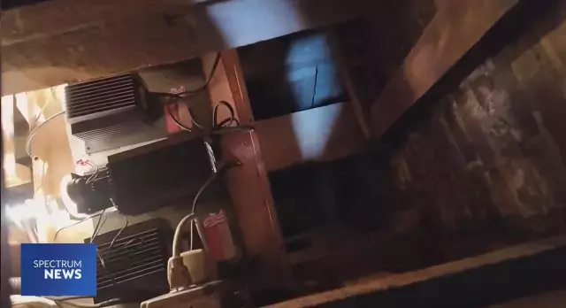 Şifonyerin alt çekmecesinde gizli bir geçit bulundu