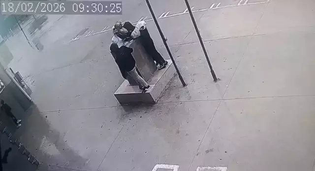 Fırtınada düşmek üzere olan Atatürk büstünü öğrenciler el birliği ile korudu