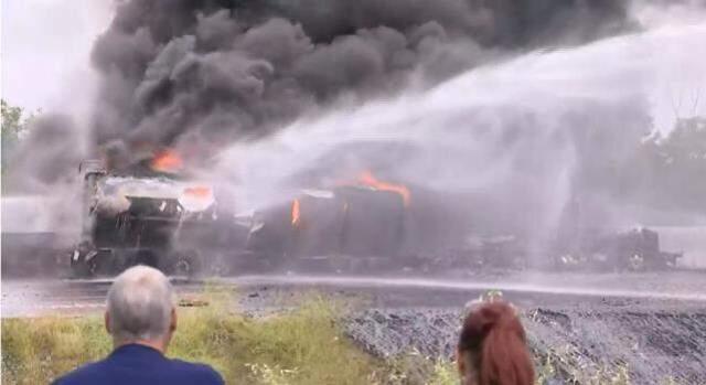 Korkunç kazada akaryakıt tankeri devrildi! Araç kamerası olay anını saniye saniye kaydetti