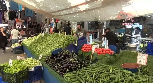 Sokak ortasında eşi tarafından dövülen kadını, pazarcı esnafı kurtardı