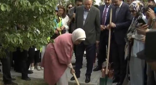 Cumhurbaşkanı Erdoğan Atatürk Havalimanı Millet Bahçesi'nde ilk fidanı dikti
