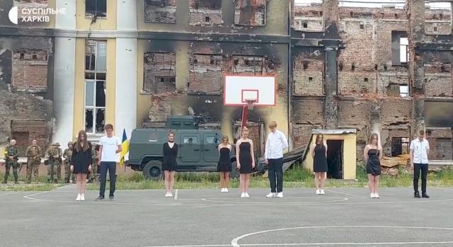 Umut tam olarak bu! Uraynalı öğrenciler giyinip kuşanıp bombalardan harabeye dönmüş okullarında poz verdi