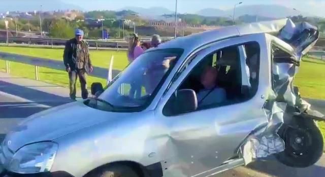 Araçta sıkışan sürücüyü kurtarmak için seferber oldular