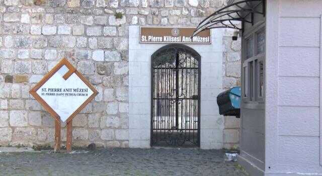Dünyanın ilk mağara kilisesi olan Saint Pierre Kilisesi'nin istinat duvarı yıkıldı