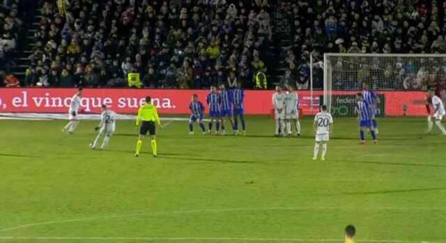 Takım arkadaşına dil dökerek topu alan Arda'nın frikiğini tüm stat ağzı açık izledi