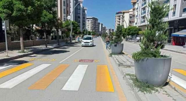 Trafikteki Kürtçe uyarılara yazılan, 'Türkiye Türk'tür Türk kalacak' yazısı Van'ı karıştırdı