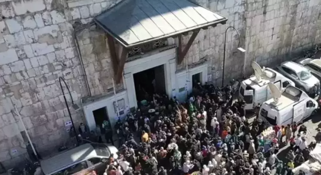 Suriyelilerin akın ettiği Emevi Camii'nde Türk bayrağı açıldı