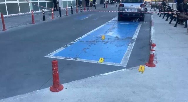 Devlet hastanesinin bahçesinde husumetlisini vurdu