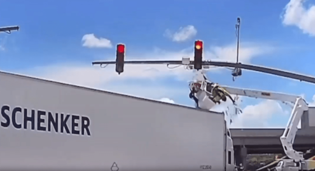 18 tekerlekli tır, trafik ışıklarının bakımını yapan işçiye çarptı