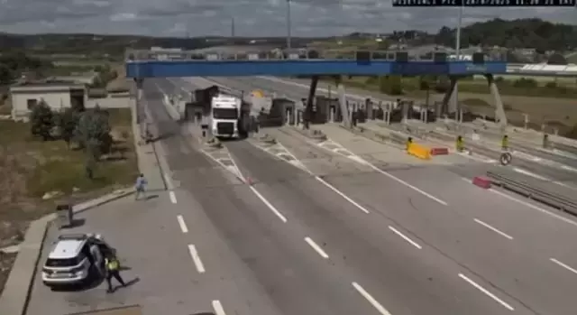 Tır jandarma aracına çarpmıştı! Uyuşturucu çıktı