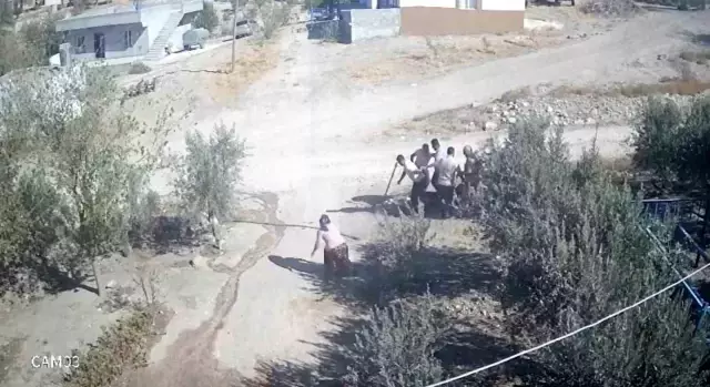 Şanlıurfa'da baygın adama taşla saldırı anı