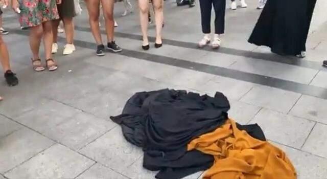 İzmir'de Taliban'ı protesto için toplanan bir grup kadın giydikleri temsili bir çarşafı çıkarıp yerlere attı