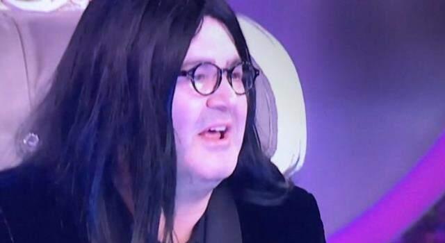 Yeni imajıyla dikkat çeken Kibariye, Benzemez Kimse Bize programına peruk takarak çıktı