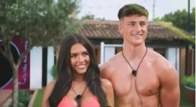 Efsane futbolcunun kızı, yarışmada sevgilisini aldatırken yakalandı! Öpüşme görüntüleri de çıktı