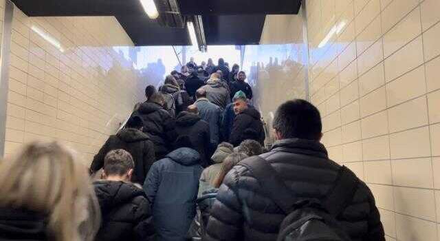 Şiddetli lodos 3 katlı binanın çatısı uçurdu, metro seferleri iptal oldu