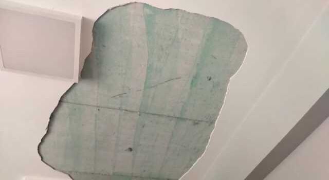 ÜMRANİYE'DE OY KULLANIMI SIRASINDA TAVANDAN SIVA PARÇALARI DÜŞTÜ: 2 YARALI