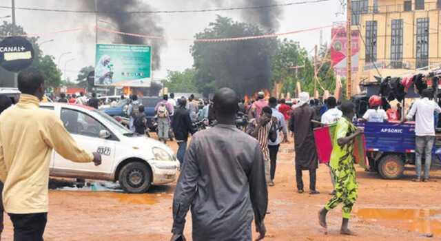 Fransız Senatörlerden Macron'a Afrika politikası eleştirisi