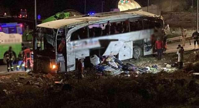 Mersin'de bariyerlere çarpan yolcu otobüsü takla attı! 9 kişi öldü, 14'ü ağır 30 kişi yaralandı