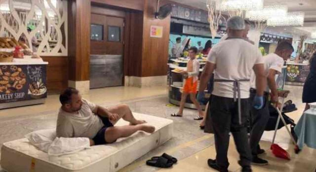 Klima sorunu çözülmeyen tatilciden protesto! Yatağını otelin en serin yeri olan restorana taşıdı
