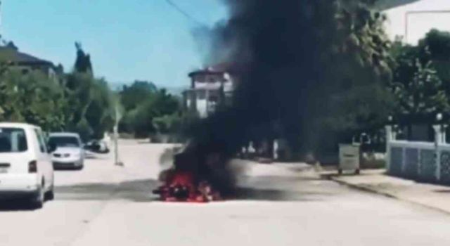 Elektrikli bisikletin bataryası patladı, sürücü son anda kurtuldu