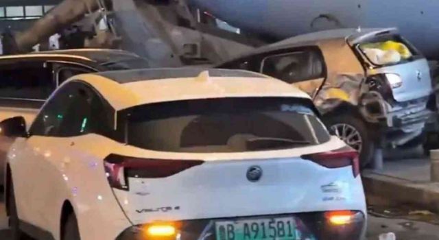Çin'de bir tanker şoförü, 'insanları öldüreceğim' diye bağırıp tankerini araçların üzerine sürdü