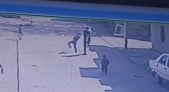 Evinin önünde oynayan 3 yaşındaki çocuğu tekmelerle hastanelik etti