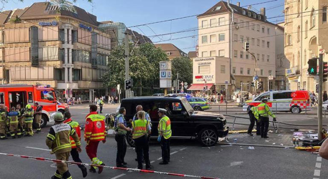 Almanya'da araç kalabalığa daldı: 3'ü ağır 8 yaralı