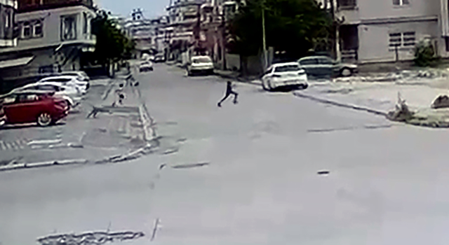 Sokak Köpekleri Çocuğu Kovaladı, Esnaf Kurtardı