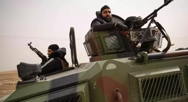 Haseke'de Suriye bayrağı göndere çekildi