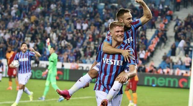 Fatih Terim, gol attıktan sonra önünden geçen Trabzonlu Cornelius'u tebrik etti