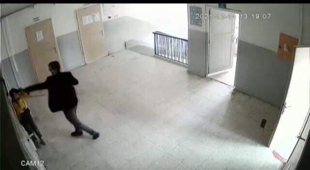 Matematik öğretmeni, öğrencisini yumruklayıp boğazını sıktı! Dehşet anları kamerada