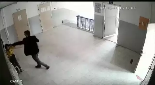 ÖĞRETMENİN DAYAK ATTIĞI ÖĞRENCİYE ŞAHAN GÖKBAKAR SAHİP ÇIKTI