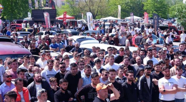 Aracını polis otosu gibi giydirdi, her gören fotoğraf çektirmek istiyor