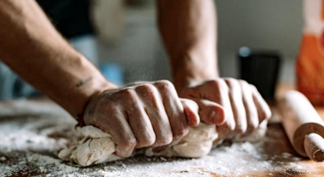 Pizza hamuru tarifi: Masterchef Pizza hamuru nasıl açılır? Pizza hamuru nasıl yapılıyor? Pizza hangi ülkenin yemeği? Pizza için gerekli malzemeler!