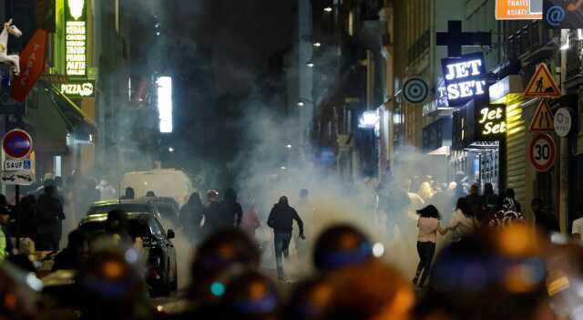 Protestocular belediye başkanının evini yanan bir araçla hedef aldı! Eşi ve çocukları yaralandı