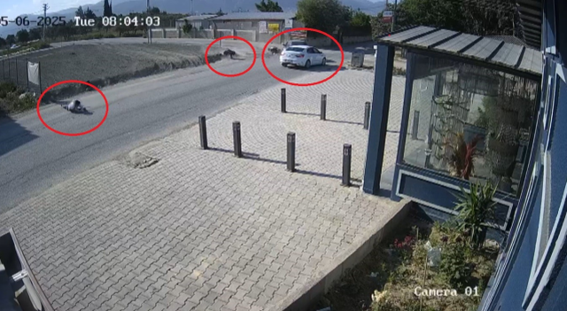 Otomobille çarpışan motosikletteki iki kişi metrelerce havaya uçtu