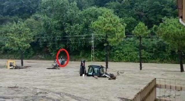 Sinop'ta bir ev sele kapılarak yıkıldı, çevredeki vatandaşlar çatılara çıkıp yardım istedi