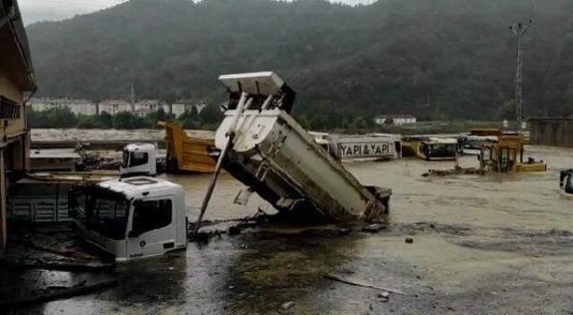 Sinop'ta bir ev sele kapılarak yıkıldı, çevredeki vatandaşlar çatılara çıkıp yardım istedi